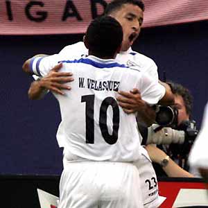 Wilmer Velásquez y Mario Iván Guerrero celebran contra Costa Rica