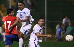 Eddie Hernández rescata empate para Honduras que quedó vivo
