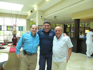 Pedro Isaís (Der) con Luis Fernando Suárez y el secretario de la Federación ecuatoriana de Fútbol Francisco Acosta) 
