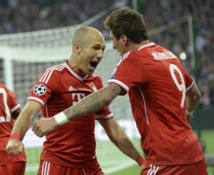 El delantero croata del Bayern de Múnich, Mario Mandzukic (D), celebra su gol con Arjen Robben, 