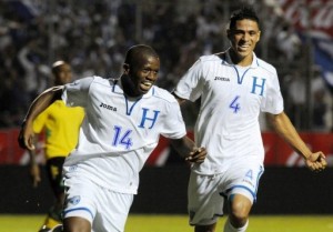 Boniek Gracía y Juan Pablo Montes celebran el priimer gol de Honduras