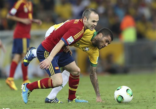 Andrés Iniesta y Dani Alves en la final de la Copa Confederaciones 2013