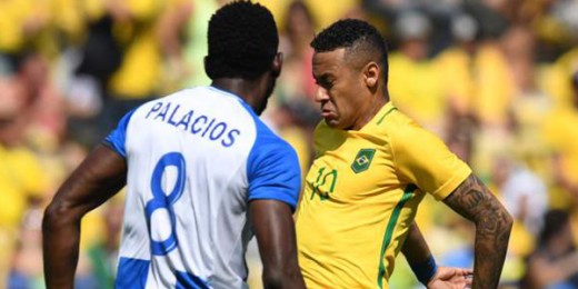 Jhonny Palacios #8 pierde el balón ante Neymar en las semifinales del Torneo Olímpico el 17 de Agosto, 2016. 