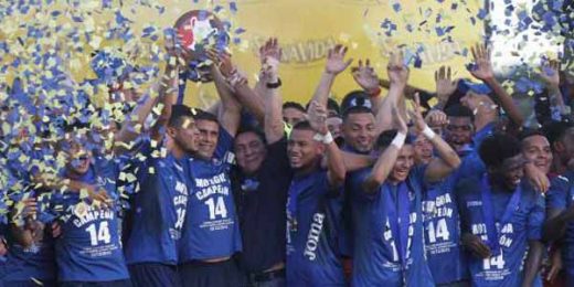 Los jugadores de Motagua levantan la Copa numero 14 después de empatar 1-1 contra Platense el 18 de diciembre, 2016