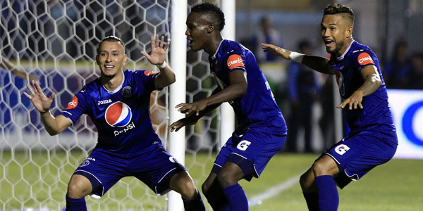 Erick Andino (izquierda) ingresó de cambio y anotó el gol del triunfo del Motagua celebra con Rubilio Castillo y Carlos Discua (Foto La Prensa)