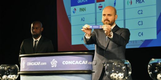 El Maestro de ceremomnia muestra el nombre de Honduras en el sorteo llevado a cabo en Panama el 13 de diciembre, 2017. Foto cortesía Concacaf