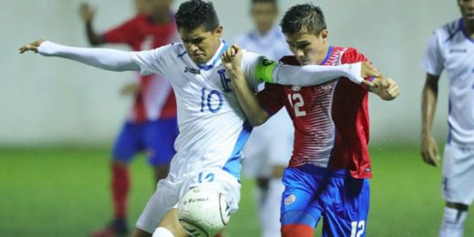 El hondureño Luis Enrique Palma (#10) y Felipe Flores de Costa Rica luchan por el balón durante un partido por las eliminatorias Sub-17 de la UNCAF el 26 de noviembre de 2016, en Pavas, San José, Costa Rica. (Foto: Concacaf) 