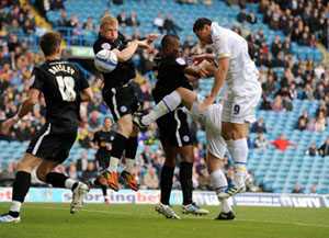 Billy Paynter (Der) remata de cabeza para el primer gol de Leeds United
