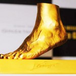 A la venta réplica en oro del pie izquierdo de Messi