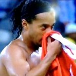 Ronaldinho se limpia los mocos con camisa de Chile