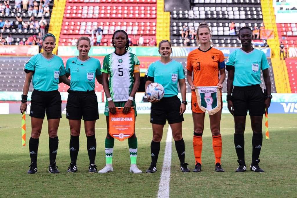 Shirley Perelló a la derecha antes del partido de cuartos de final del Mundial femenino Sub-20 en Costa Rica entre Nigeria y Países Bajos (Foto FIFA) 