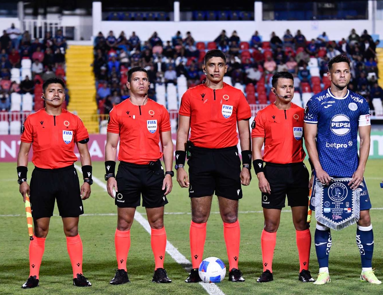 Sergio Reyna a la derecha de Marcelo Santos el 5 de agosto, 2025 previo al partido entre el Motagua y el CAI de Panamá.